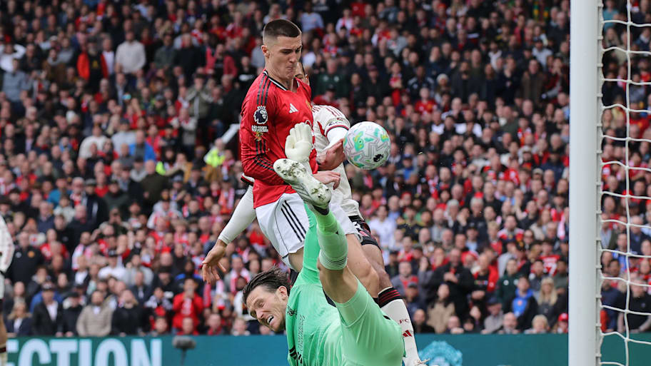 Benjamin Šeško bundling in the ball.