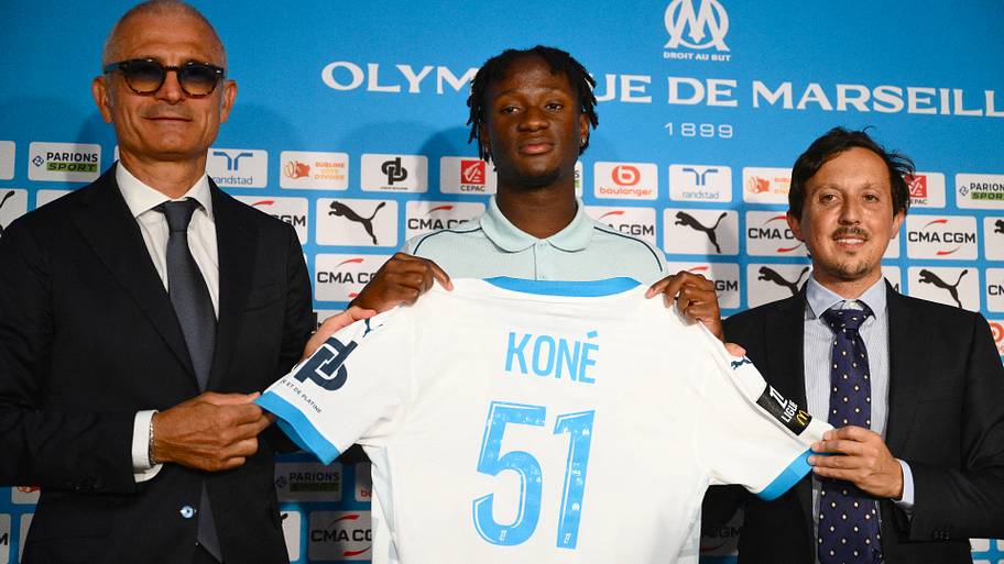 Ismaël Koné (center) at his Marseille presentation.