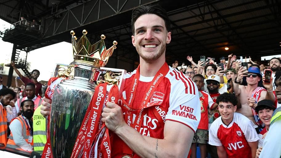 Declan Rice holding the trophy.