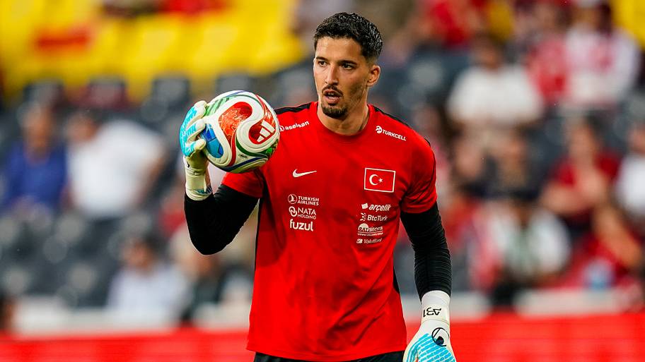 Altay Bayındır bouncing a ball.