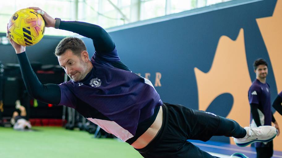 Tom Heaton diving.