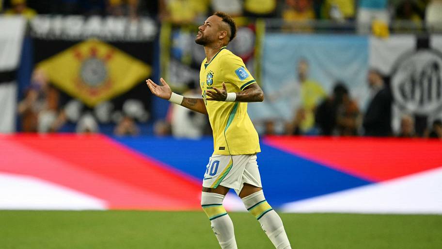 Neymar Jr looking to the sky.