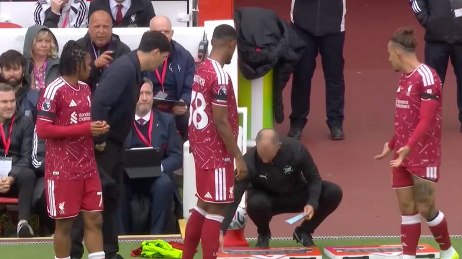 Andoni Iraola being angry.