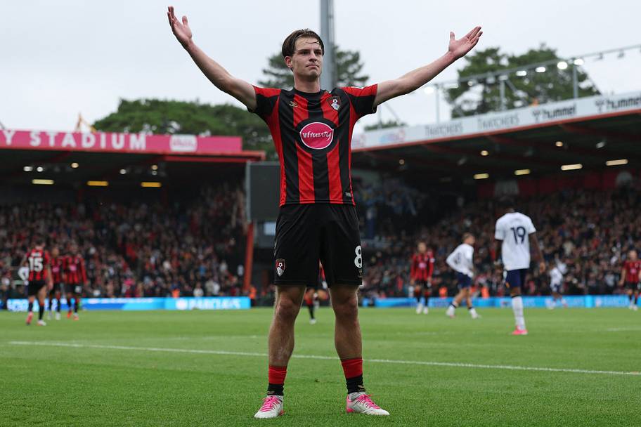 Alex Scott celebrating a goal.