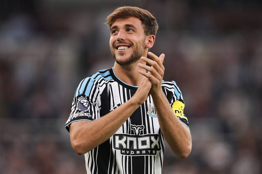 Nico González clapping.