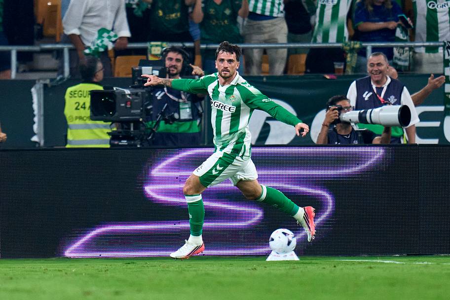 Troy Parrott celebrating.