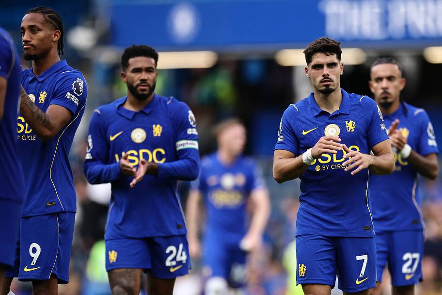 Chelsea players looking discontent.
