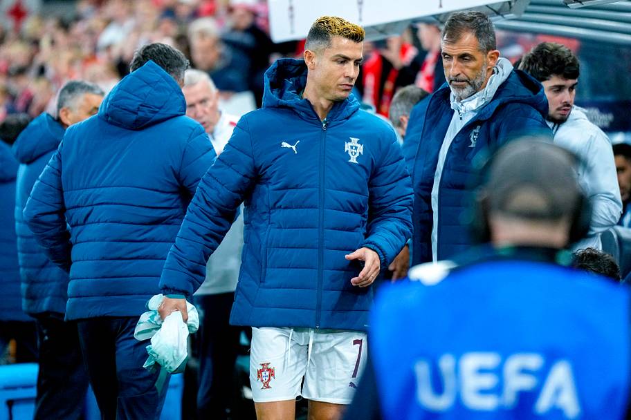 Cristiano Ronaldo walking away from the bench.