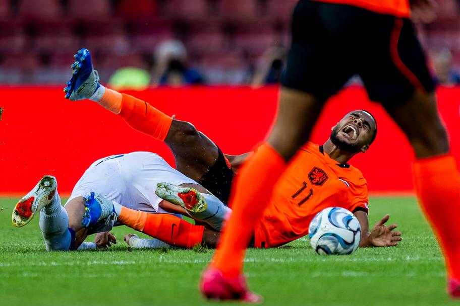 Cody Gakpo colliding with Saša Lukić.