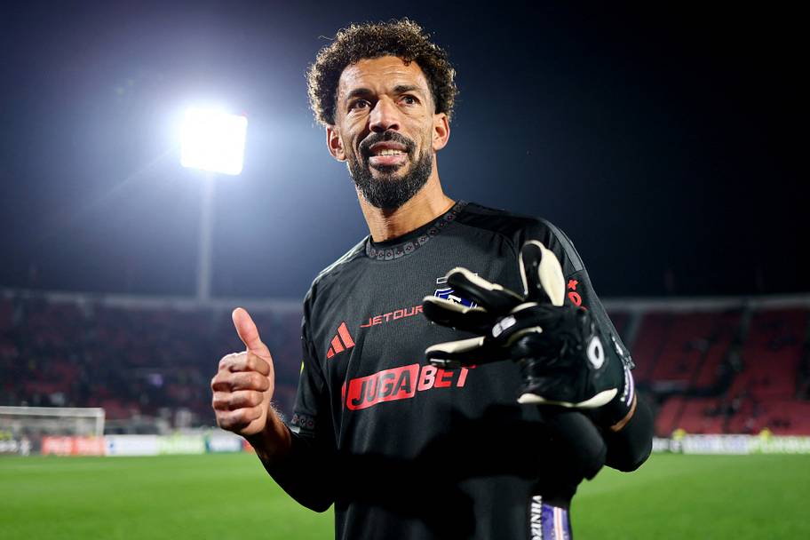 Vozinha flashing a thumbs-up.