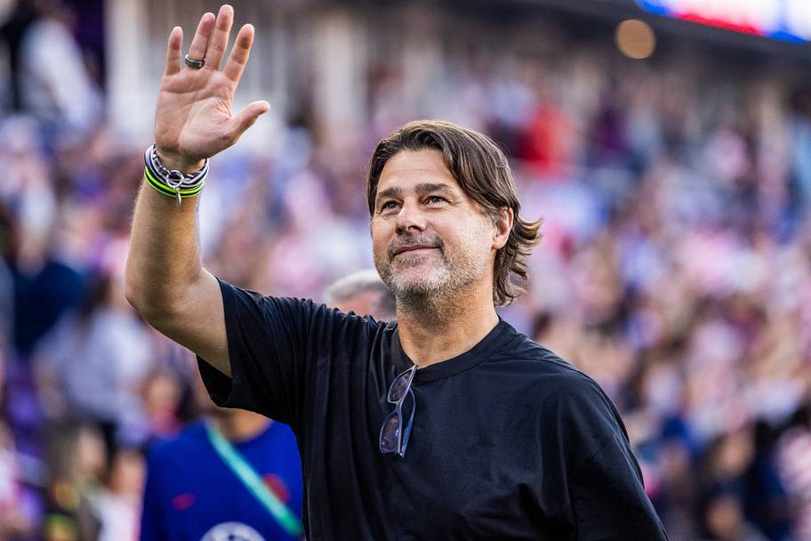 Mauricio Pochettino waving.