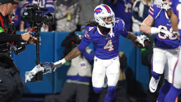 Buffalo Bills running back James Cook (4) celebrates his 24-yard touchdown run against the Cowboys.