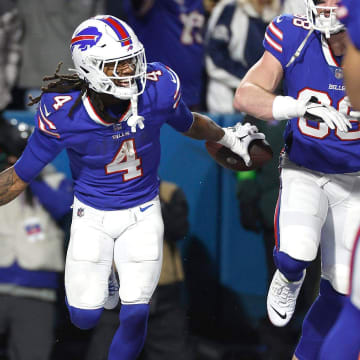Buffalo Bills running back James Cook (4) celebrates his 24-yard touchdown run against the Cowboys.