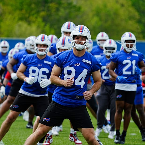 Bills' TE Zach Davidson, center