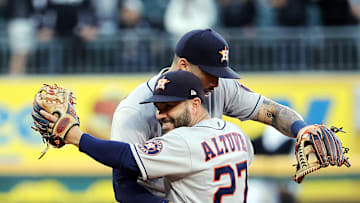 José Altuve celebró con su compañero Carlos Correa el pase de los Astros a la Serie de Campeonato