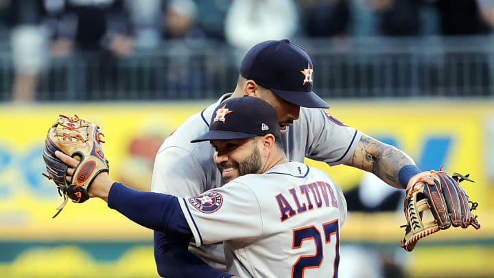 José Altuve celebró con su compañero Carlos Correa el pase de los Astros a la Serie de Campeonato