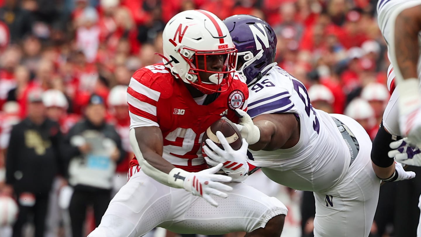 Nebraska Holds Off Northwestern, 28-21 Nebraska Holds Off Northwestern, 28-21