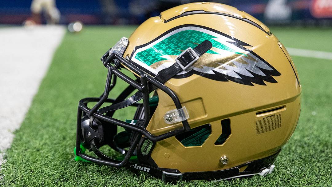 DeSoto drew criticism on social media after three of its four captains declined to shake hands with St. Thomas Aquinas players before their Week 1 matchup. DeSoto drew criticism on social media after three of its four captains declined to shake hands with St. Thomas Aquinas players before their Week 1 matchup.