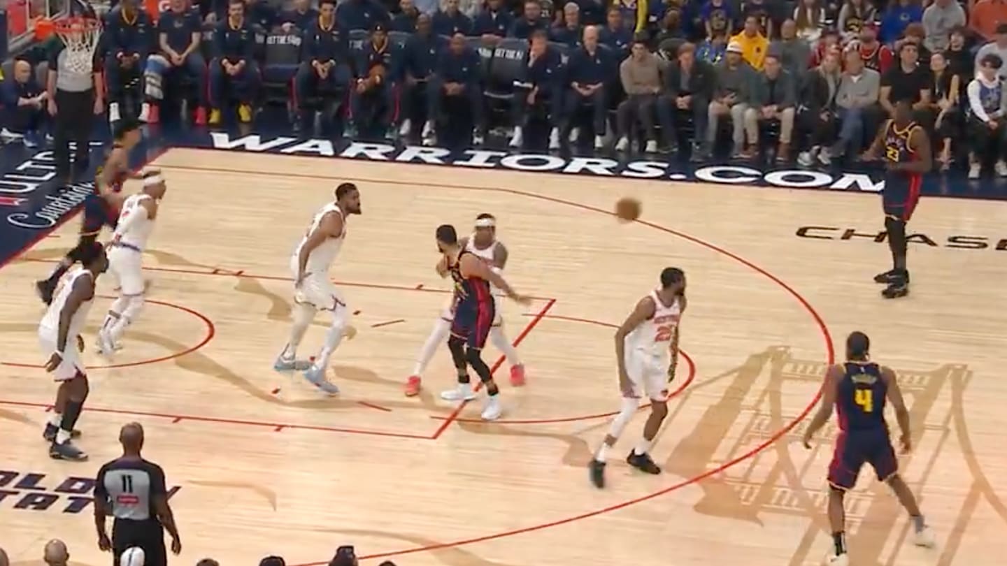 Steph Curry Threw a Perfect, Nonchalant Behind-the-Back Pass to Assist Draymond Green