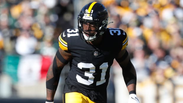 Pittsburgh Steelers safety Keanu Neal (black jersey with white numbers) plays defense during a football game. 