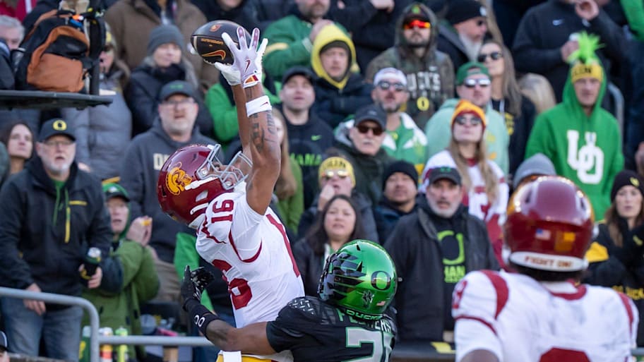 USC’s Tanook Hines reels in a touchdown catch against Oregon.