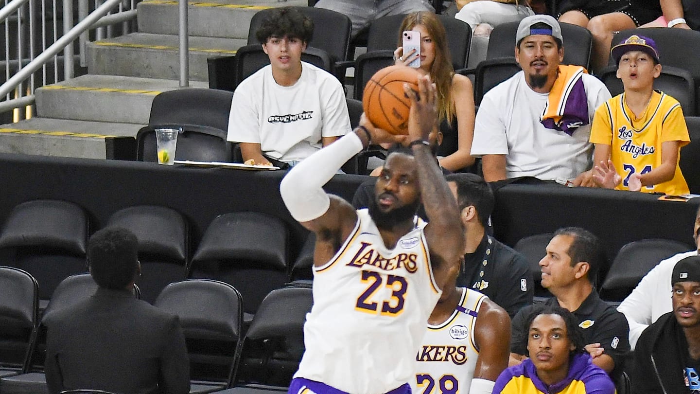 LeBron James de los Lakers pone en duda la necesidad del viaje de