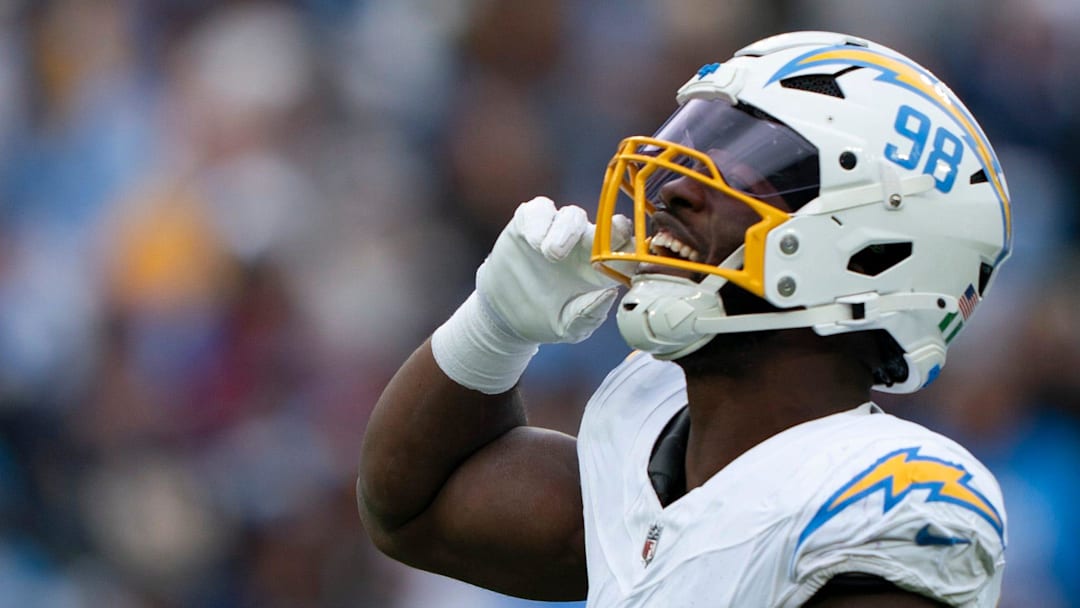 Los Angeles linebacker Odafe Oweh celebrates his Tennessee quarterback Cam Ward sack.