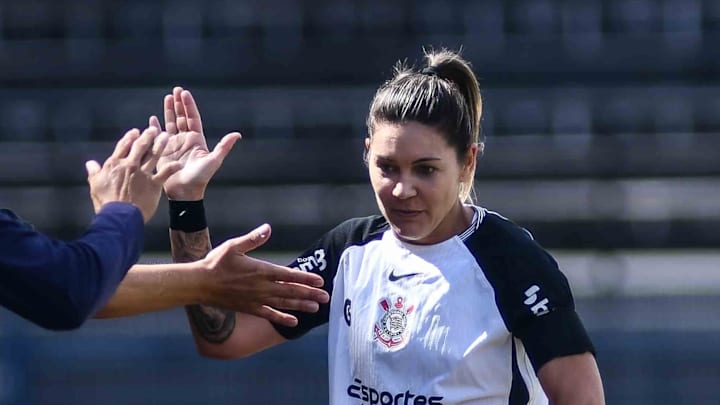 Gabi Zanottifez de cabeça ainda no primeiro tempo Gabi Zanottifez de cabeça ainda no primeiro tempo