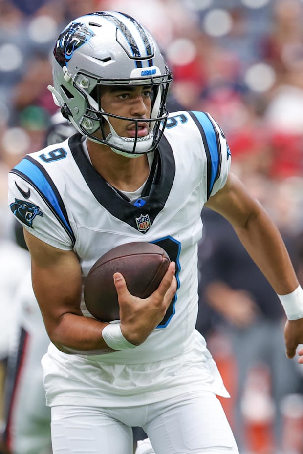 The quarter of the Panthers of Caroline Bryce Young rushes against Houston's Texans
