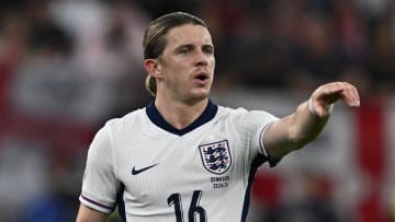 Chelsea may want to sell Conor Gallagher this summer, but the player is determined to stay despite Tottenham's interest.