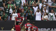 Gabigol comemorou gol contra o Palmeiras perto da torcida rival