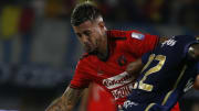Rodrigo Holgado en un duelo contra Millonarios