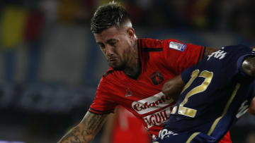 Rodrigo Holgado en un duelo contra Millonarios