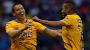 Jesús Dueñas y el brasileño Rafael Carioca celebran el tanto de Tigres con el cual vencieron a Cruz Azul en el Estadio Azteca.