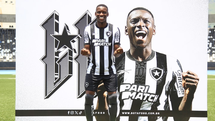 Luiz Henrique foi apresentado pelo Botafogo nesta terça-feira (6)