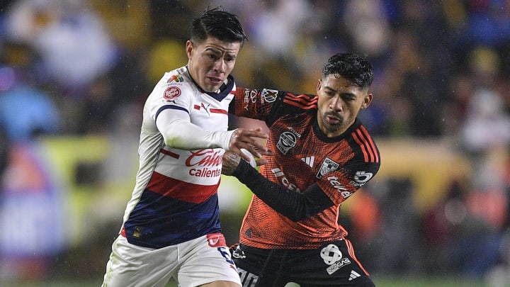 Pável Pérez de Chivas y Javier Aquino de Tigres durante el Torneo Clausura 2024