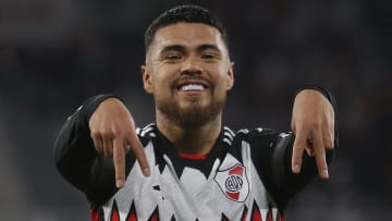 El chileno Paulo Díaz celebra el único canto del duelo entre Talleres y River Plate por los octavos de Ida de la Copa Libertadores