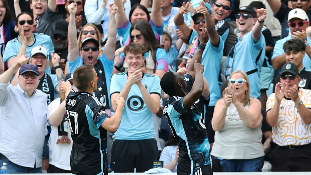 Bongokuhle Hlongwane celebrates in front of Minnesota fans