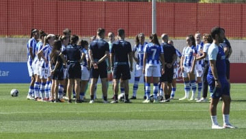 Las jugadoras del Real Sociedad antes del inicio de su partido contra el Atlético de Madrid, que finalmente no se disputó. 
