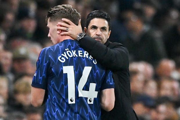 Víctor Guicares (izquierda) abraza a Mikel Arteta.