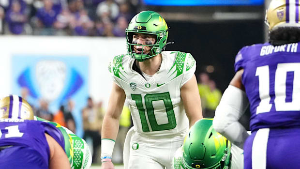 Oregon Ducks quarterback Bo Nix (10) prepares to hike the ball against the Washington Huskies during the third quarter 