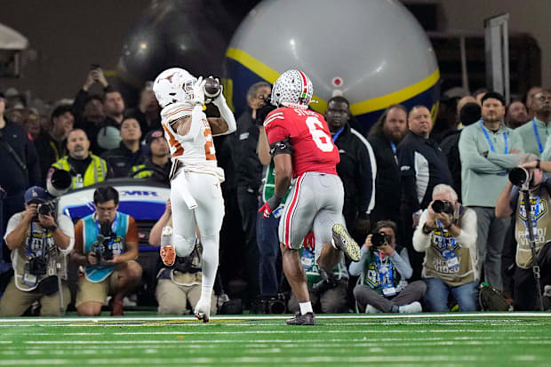 Texas Longhorns RB Jaydon Blue makes a touchdown catch against the Ohio State Buckeyes