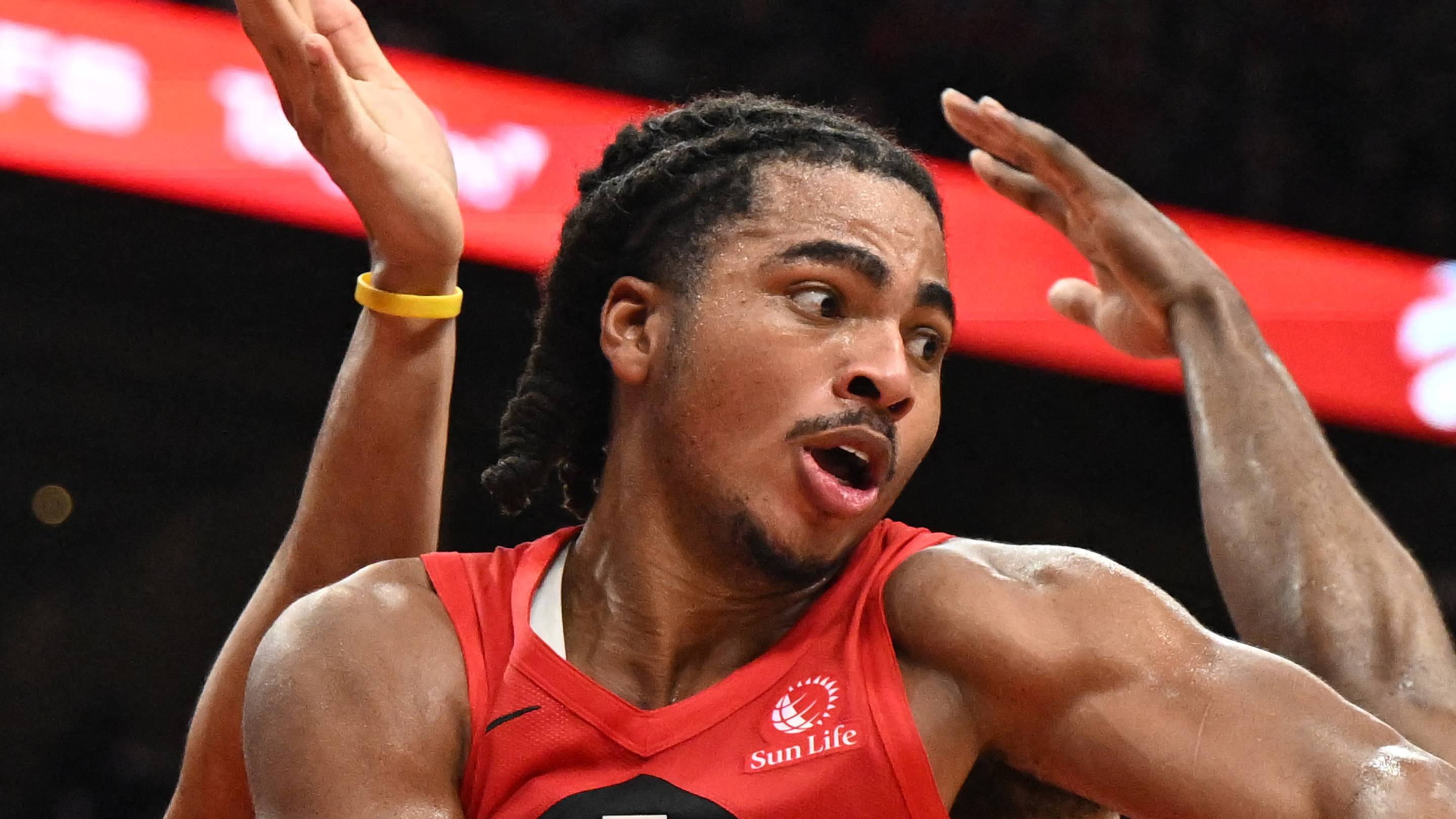 Toronto Raptors forward Collin Murray-Boyles passes the ball away from Cleveland Cavaliers center Jarrett Allen.