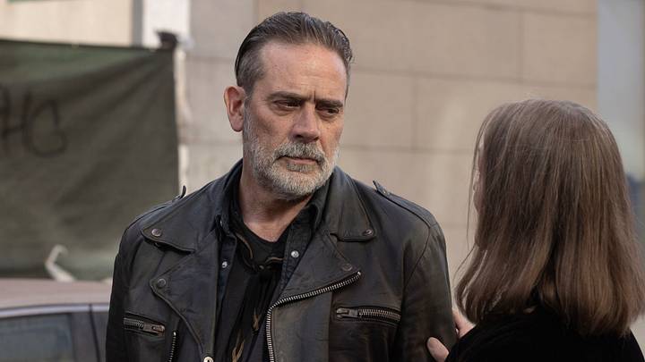 Jeffrey Dean Morgan as Negan, Lisa Emery as The Dama in The Walking Dead: Dead City Season 2, Episode 4