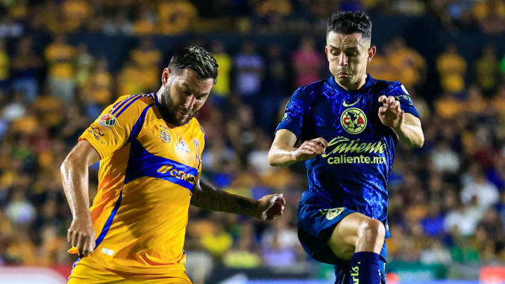 El español Álvaro Fidalgo del América realiza la marca al francés André-Pierre Gignac de Tigres.