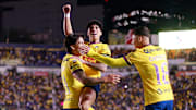 Víctor Dávila, Kevin Álvarez y Cristián Calderón celebran un gol