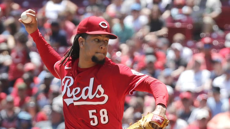 Cincinnati Reds starting pitcher Luis Castillo (58) throws a pitch.