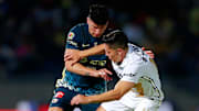 Jorge Sánchez y Efraín Velarde compiten por el esférico.