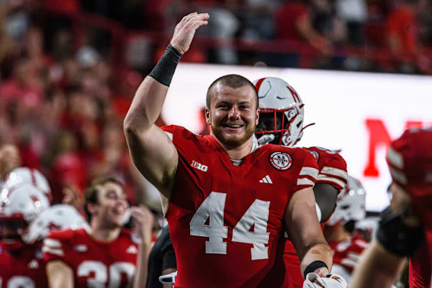 El liniero defensivo Riley Van Poppel celebra una recuperación de balón suelto de Nebraska. 