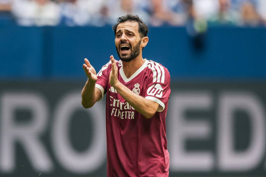 Bernardo Silva clapping.
